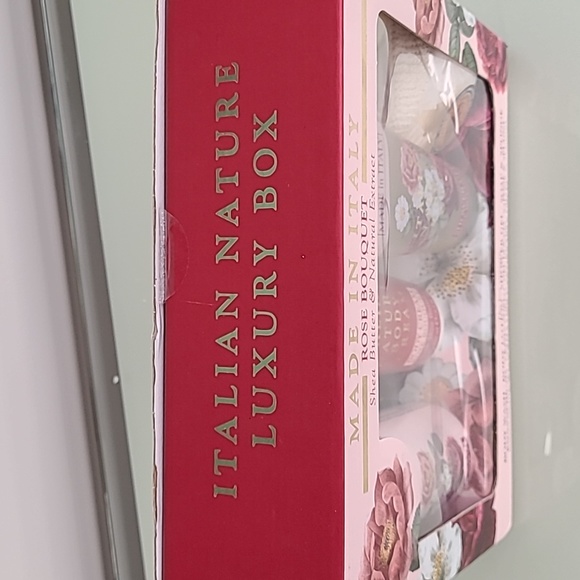 Made in Italy Rose Bouquet Shea butter & Natural Extract Box Set Brand New - Picture 10 of 10